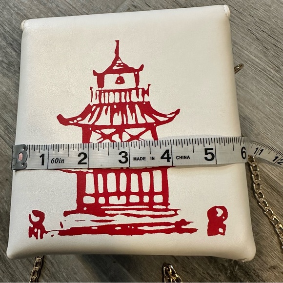 Chinese Takeout Box Fun Cute
Purse Crossbody with Gold chain NWT - Picture 7 of 8